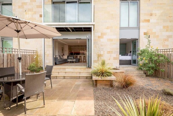 Outdoor dining - Square Green (No 11) | Garden (St Andrews)