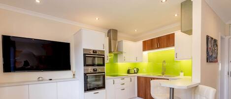 ثلاجة، ميكروويف، فرن، غلّاية كهربائية