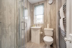 Shower, hair dryer, towels, soap - Boase Avenue (No 26) | St Andrews (St Andrews)