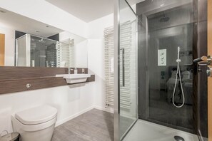 Badewanne, Haartrockner, Handtücher