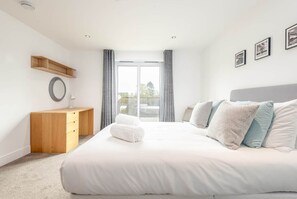 2 bedrooms, iron/ironing board, free WiFi, bed sheets - Square Green (No 14) | Balcony (St Andrews)