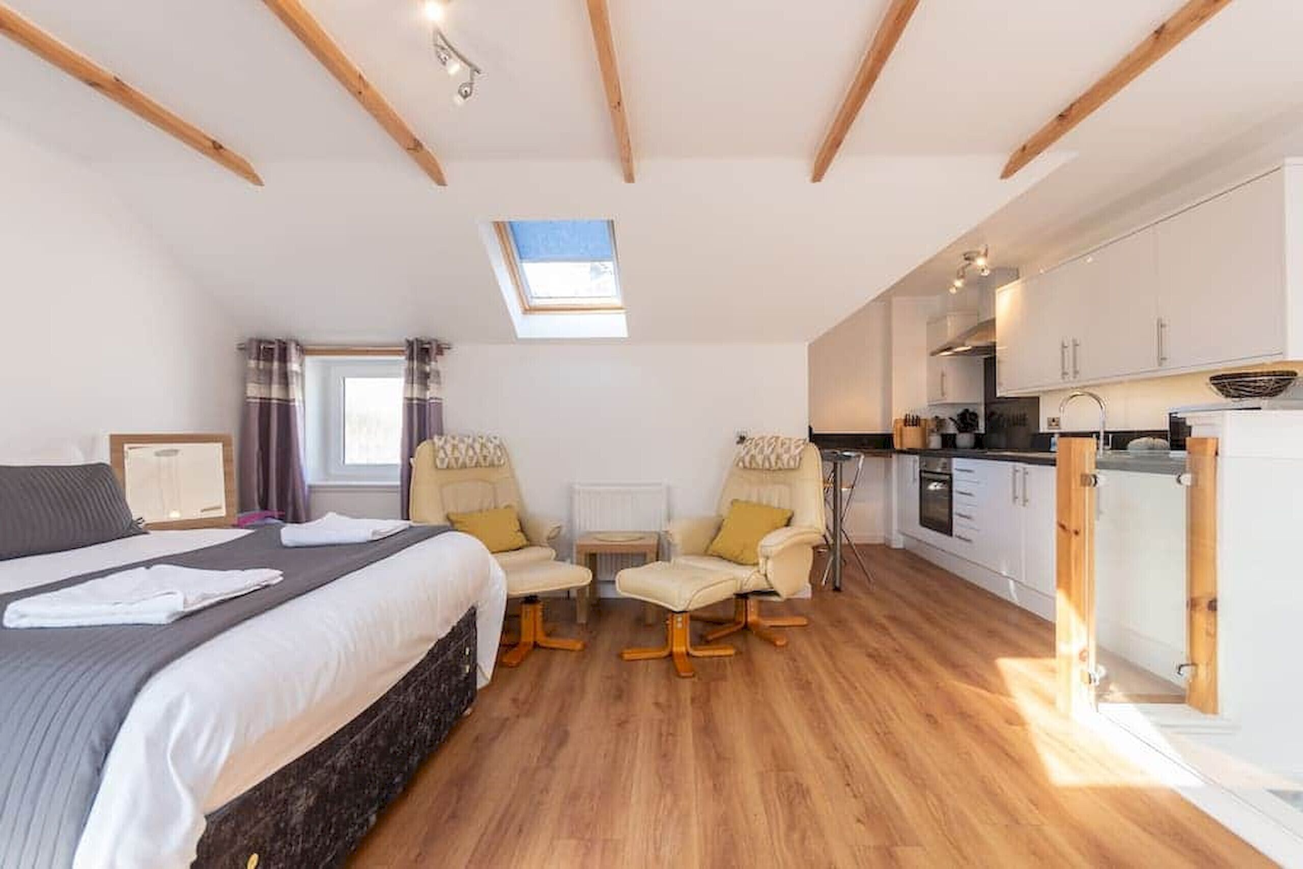 Open plan bedroom & kitchen