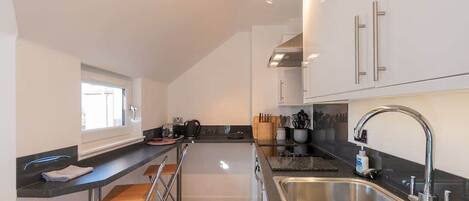 ثلاجة، ميكروويف، فرن، ماكينة لصنع القهوة/الشاي