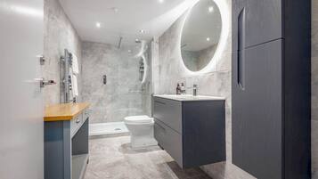 Douche, sĂšche-cheveux, serviettes fournies, savon