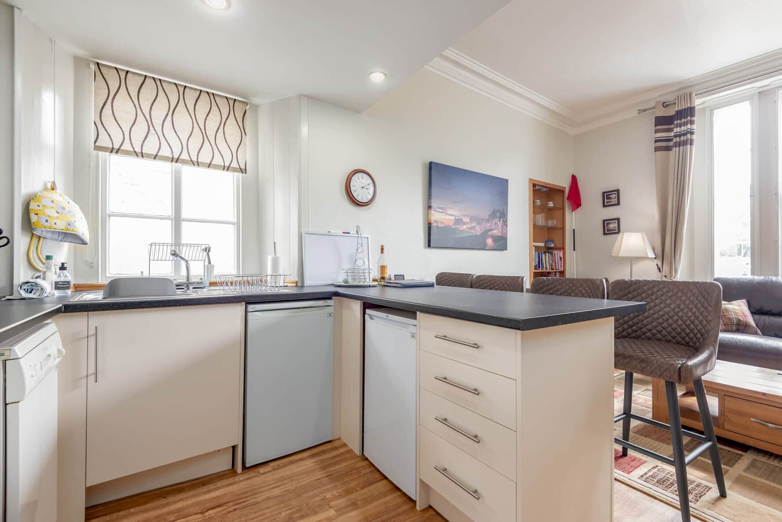 Coffee/tea maker, fridge, microwave, oven