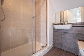 Bathtub, hair dryer, towels, soap - Village Green | Kingsbarns (Kingsbarns)