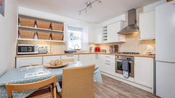 KĂŒhlschrank, Mikrowelle, Ofen, GeschirrspĂŒler