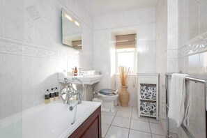 浴缸、吹风机、毛巾、肥皂