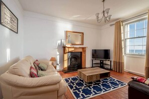 平板电视、壁炉、书