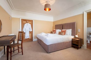 7 bedrooms, desk, iron/ironing board, free WiFi