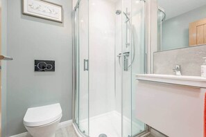 Douche, sèche-cheveux, serviettes fournies, savon