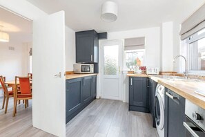 Een koelkast, een microgolfoven, een oven, een vaatwasser