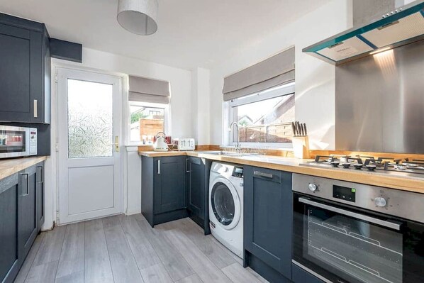 Een koelkast, een microgolfoven, een oven, een vaatwasser