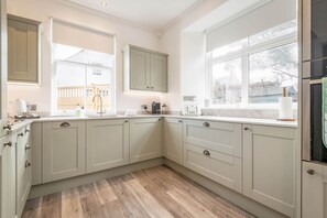 Fridge, microwave, oven, coffee/tea maker