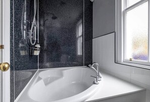 Baignoire, sèche-cheveux, serviettes fournies, savon