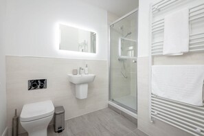 Shower, hair dryer, towels, soap - Skye Sands | Old Course Residence (St Andrews)