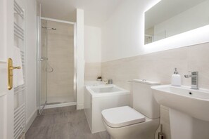 Shower, hair dryer, towels - Skye Sands | Eden Residence (St Andrews)