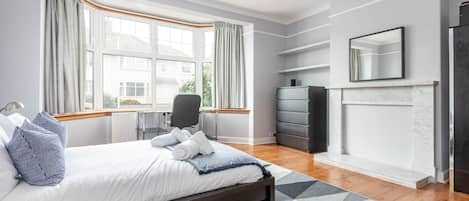 4 bedrooms, iron/ironing board, free WiFi, bed sheets