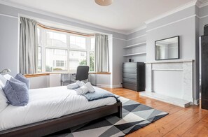 4 slaapkamers, een strijkplank/strijkijzer, gratis wifi, beddengoed