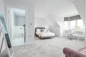 4 bedrooms, desk, iron/ironing board, free WiFi