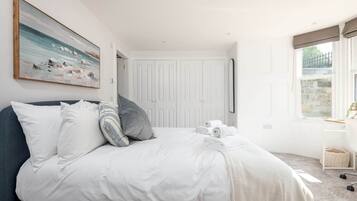 2 bedrooms, hypo-allergenic bedding, iron/ironing board, free WiFi