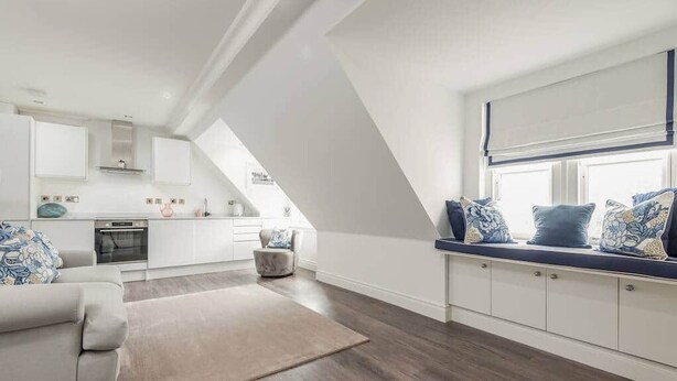 Un loft moderno con cocina, comedor y zona de estar con vistas.