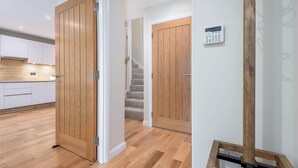 Une cuisine moderne avec des meubles de rangement en bois et un plancher en bois.
