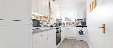 Kühlschrank, Mikrowelle, Ofen, Wasserkocher mit Kaffee-/Teezubehör