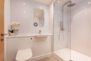 Badewanne, Haartrockner, Handtücher, Seife