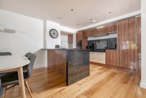 Kühlschrank, Mikrowelle, Ofen, Geschirrspüler