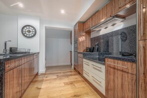 Réfrigérateur, micro-ondes, four, lave-vaisselle