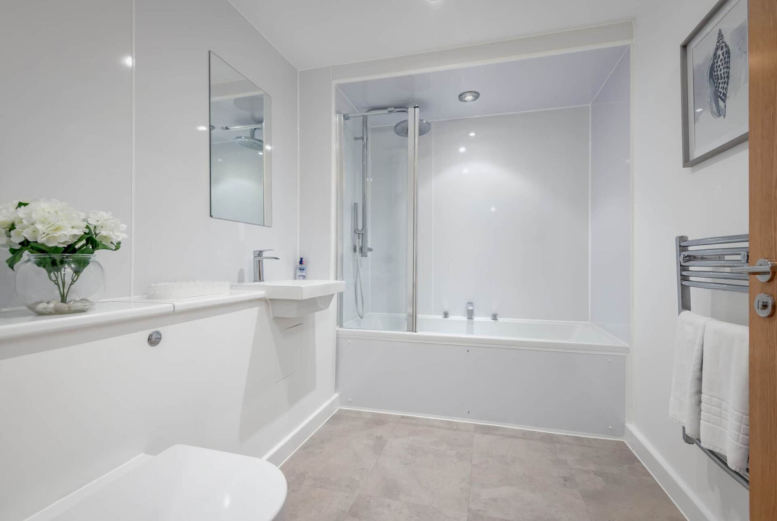 浴缸、吹风机、毛巾、肥皂