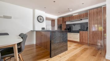 Een koelkast, een magnetron, een oven, een vaatwasser