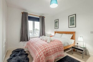 2 dormitoris, planxa i posts de planxar, wifi gratuïta i roba de llit