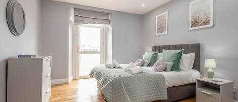 3 slaapkamers, een strijkplank/strijkijzer, reisbedje, gratis wifi