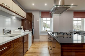 Kühlschrank, Mikrowelle, Ofen, Geschirrspüler