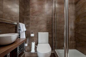 Shower, hair dryer, towels - Pipeland Loft (No 42) (St Andrews)