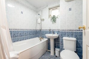 Badekar, hårtørrer, håndklæder