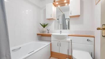 Badekar, hårtørrer, håndklæder, Sæbe