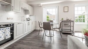 Kaffetrakter/tekoker, kjøleskap, mikrobølgeovn og ovn