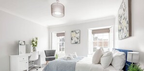 2 habitaciones, escritorio, tabla de planchar con plancha y wifi gratis 