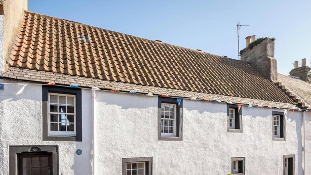 A traditional white building with a tiled roof, a door, and windows. - The Cooperage Garden Apartment | Crail (Crail)