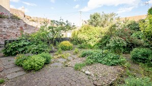 A garden with stone pathways and various plants. - The Cooperage Garden Apartment | Crail (Crail)