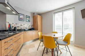 Fridge, microwave, oven, dishwasher - The Argyle Apartment (St Andrews)