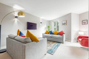 TV, books - The Argyle Apartment (St Andrews)