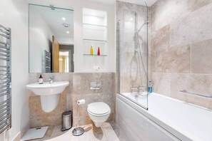 Bathtub, hair dryer, towels, soap - The Argyle Apartment (St Andrews)