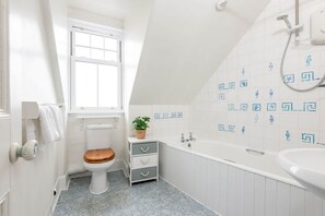 Badewanne, Haartrockner, Handtücher, Seife