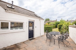 Outdoor dining - Braeside (St Andrews)