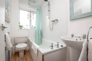 Tina, secadora de cabello, toallas, jabón