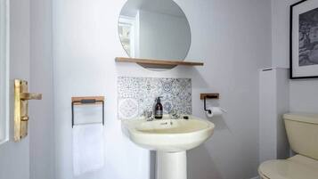 Tina, secadora de cabello, toallas, jabón